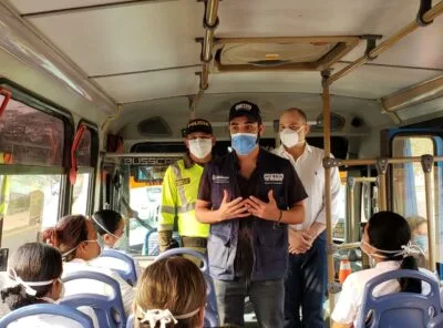 Con acatamiento en uso del tapaboca y aforos controlados en transporte público, se cumple modificación de horarios de ingreso laboral en construcción y manufactura